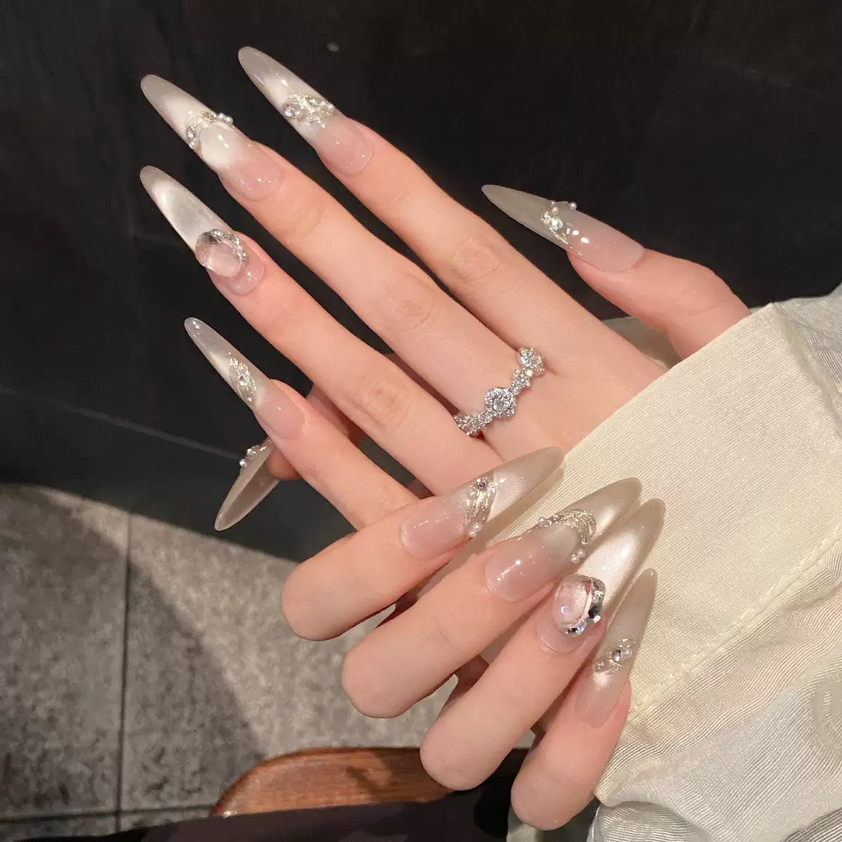 Diamond crystal wearable nails Gentle nude pink Pointed round